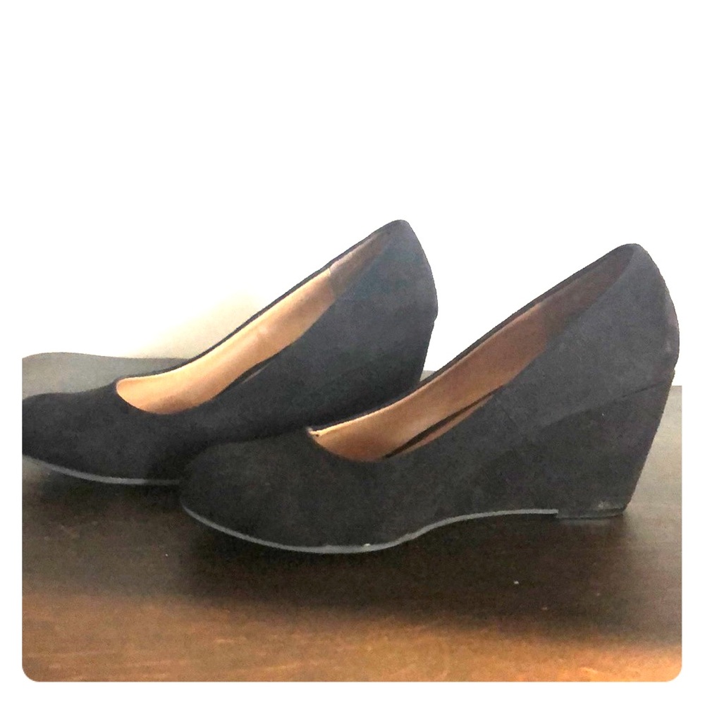 Black wedges